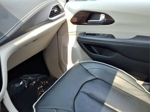 Used 2023 Chrysler Pacifica Limited FWD image 23