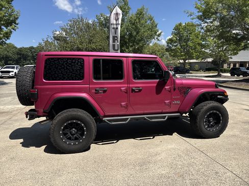 Used 2022 Jeep Wrangler Unlimited Sahara w/ LED Lighting Group AWD/4WD image 8
