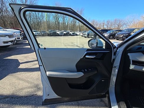 Used 2025 Mitsubishi Outlander SE image 21