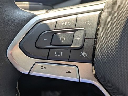 Used 2024 Volkswagen Taos SE image 25