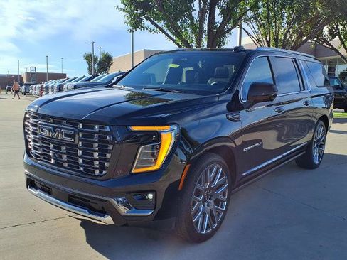 Used 2025 GMC Yukon XL Denali Ultimate w/ LPO, Illumination Package AWD/4WD image 28