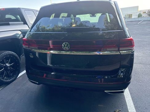 Used 2024 Volkswagen Atlas SE w/ Panoramic Sunroof Package FWD image 8