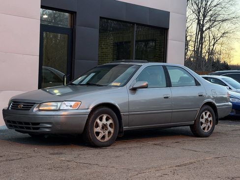 Used 1999 Toyota Camry XLE image 1
