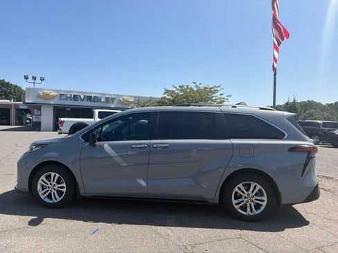 Used 2023 Toyota Sienna XSE AWD/4WD image 5