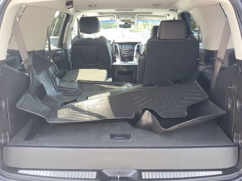 Used 2018 Cadillac Escalade Luxury image 13