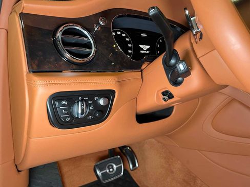 Used 2022 Bentley Bentayga AWD/4WD image 31