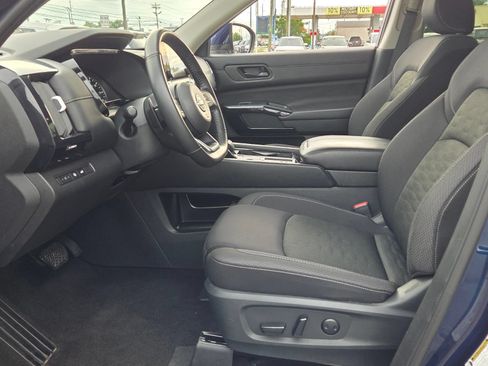 Used 2025 Nissan Pathfinder SV FWD image 5