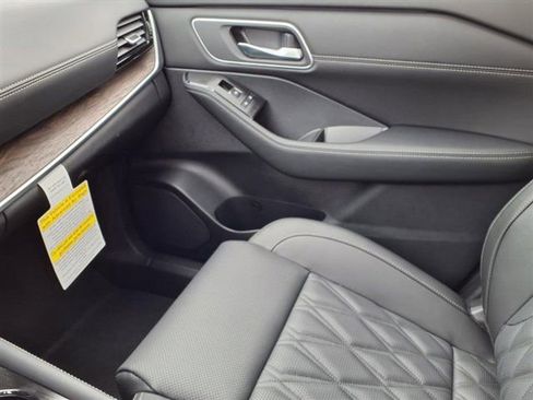 New 2025 Nissan Rogue Platinum w/ Platinum Premium Package image 24