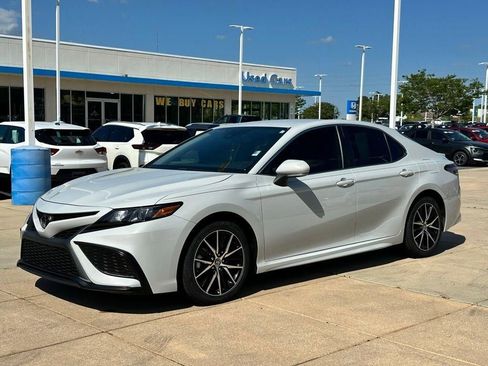 Used 2023 Toyota Camry SE image 4