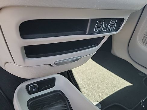 Used 2024 Chrysler Pacifica Touring-L FWD image 28