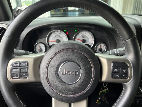 Used 2014 Jeep Wrangler Unlimited Rubicon w/ Connectivity Group AWD/4WD image 28