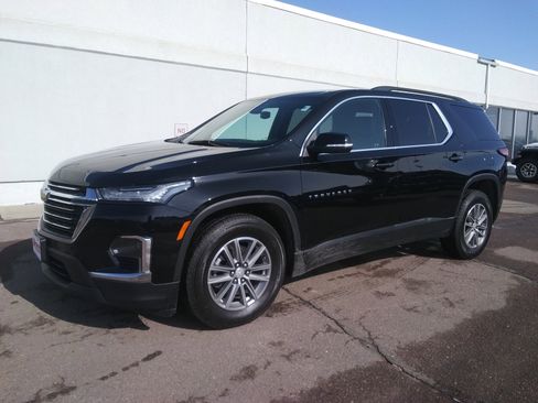 Used 2023 Chevrolet Traverse LT image 2