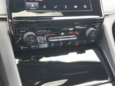 New 2025 Jeep Grand Cherokee 4WD image 13