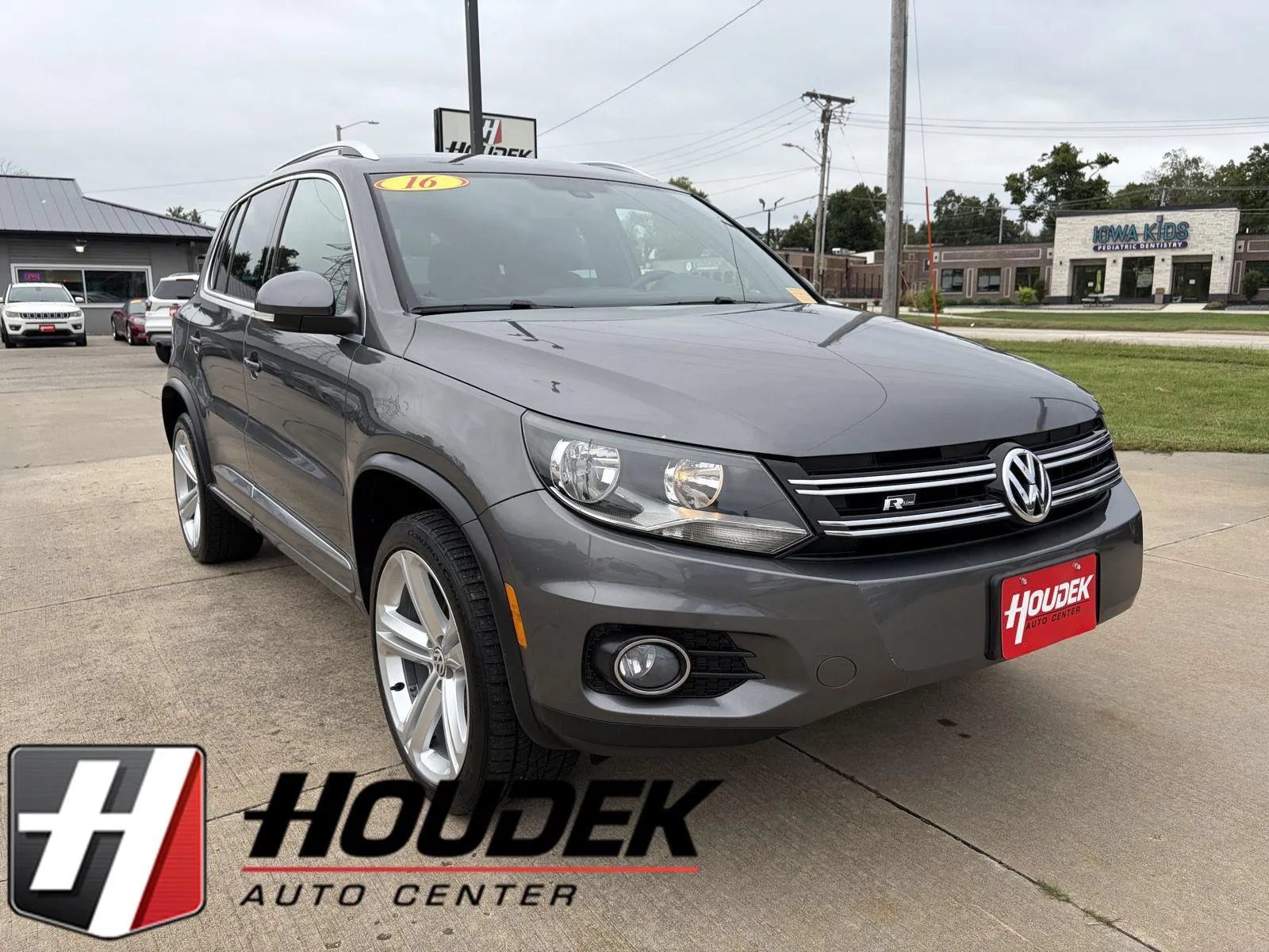 Used 2016 Volkswagen Tiguan R-Line FWD image 1
