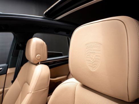 Certified 2025 Porsche Macan AWD/4WD image 46