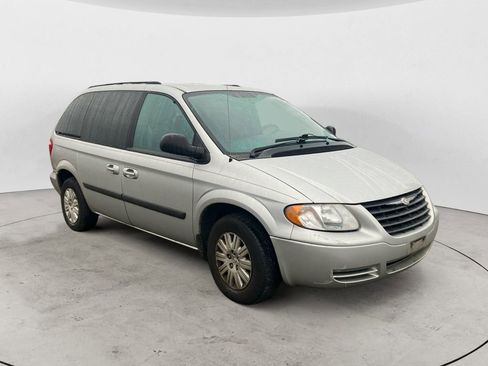 Used 2005 Chrysler Town & Country Base w/ Popular Equipment Group I image 4