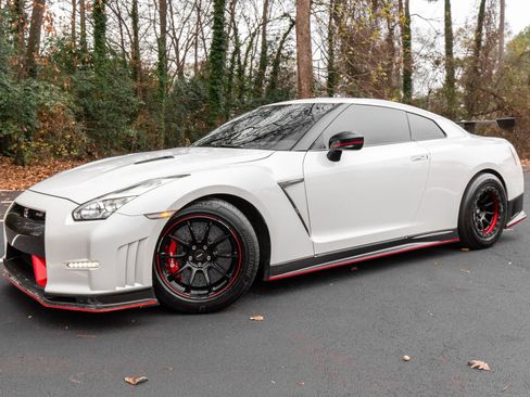 Used 2016 Nissan GT-R NISMO image 2