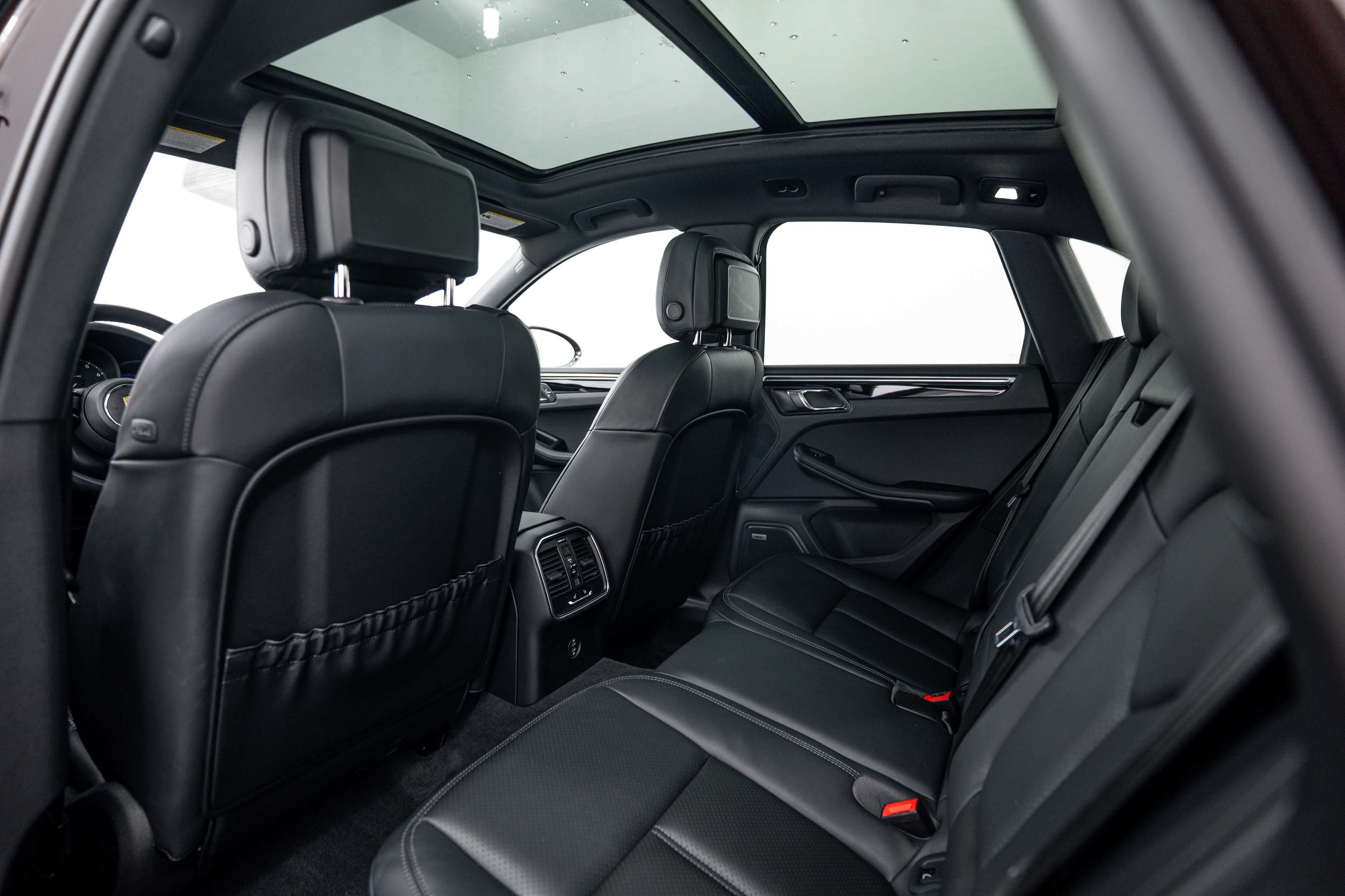 Certified 2023 Porsche Macan AWD/4WD image 21