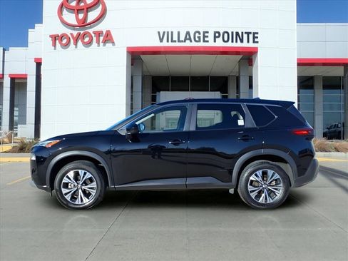 Used 2023 Nissan Rogue SV image 2