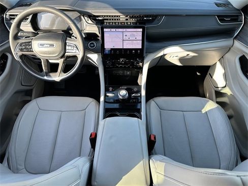 Used 2023 Jeep Grand Cherokee Overland image 15