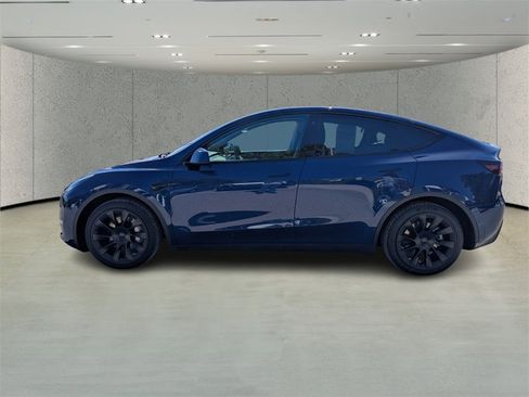 Used 2022 Tesla Model Y Long Range image 6