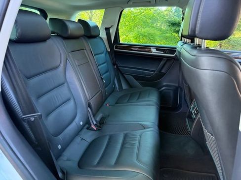 Used 2015 Volkswagen Touareg Sport AWD/4WD image 29