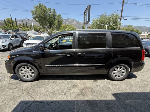 Used 2016 Chrysler Town & Country Touring image 4