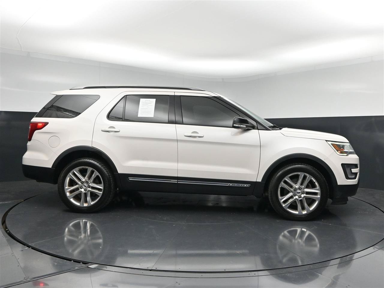 Used 2017 Ford Explorer XLT w/ Equipment Group 202A AWD/4WD image 4