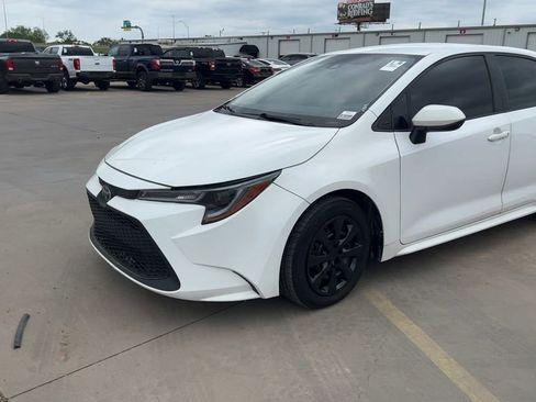 Used 2022 Toyota Corolla LE image 3