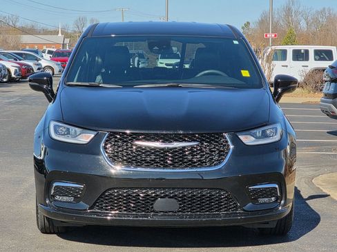 Used 2025 Chrysler Pacifica Select image 3