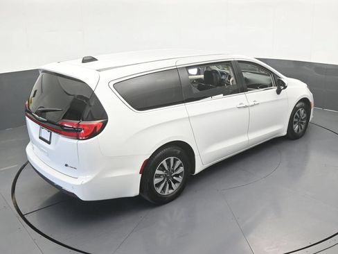 Used 2023 Chrysler Pacifica Touring-L FWD image 52
