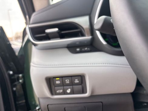 Used 2025 Toyota Highlander Limited image 23
