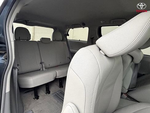 Used 2013 Toyota Sienna XLE image 15