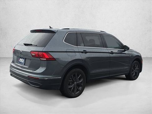 Used 2024 Volkswagen Tiguan SE w/ Panoramic Sunroof Package image 5