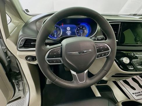 Used 2024 Chrysler Pacifica Touring-L FWD image 15