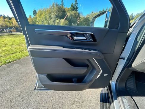 New 2025 Chevrolet Suburban Premier image 22
