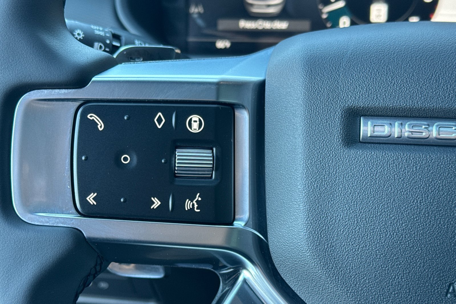 Used 2025 Land Rover Discovery Dynamic SE AWD/4WD image 29