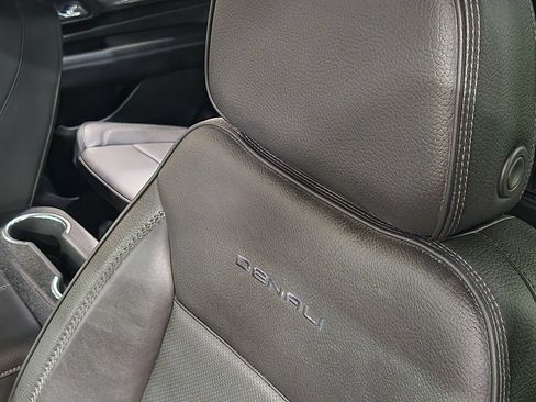 Used 2023 GMC Yukon Denali w/ Advanced Technology Package AWD/4WD image 32