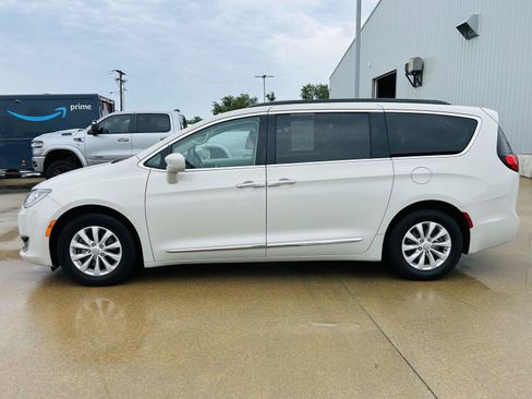 Used 2017 Chrysler Pacifica Touring-L FWD image 35