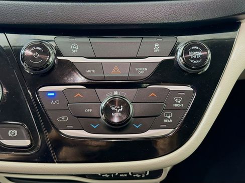 Used 2021 Chrysler Voyager LX FWD image 18