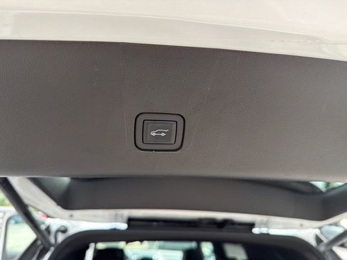 Used 2023 Chevrolet Traverse Premier AWD/4WD image 31