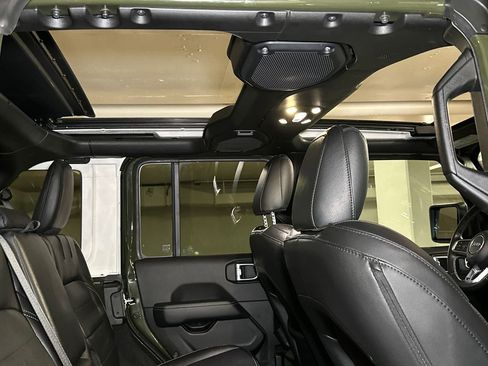 Used 2022 Jeep Wrangler Unlimited Sahara w/ Cold Weather Group AWD/4WD image 13