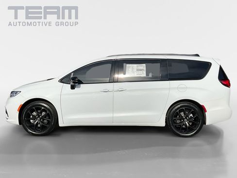 New 2026 Chrysler Pacifica Select w/ S Appearance Package image 4