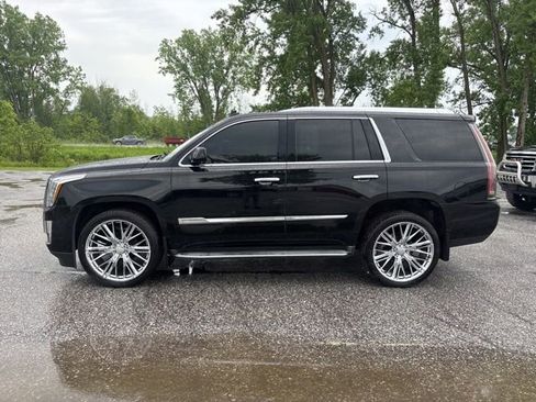 Used 2015 Cadillac Escalade Luxury AWD/4WD image 2