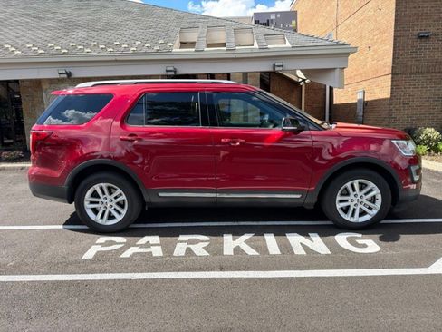 Used 2017 Ford Explorer XLT w/ Equipment Group 202A FWD image 8