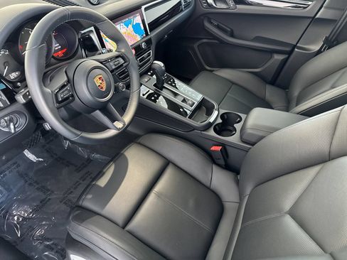 Certified 2026 Porsche Macan AWD/4WD image 4