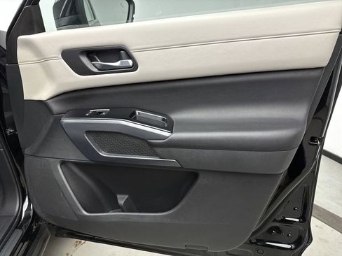 Used 2023 Nissan Pathfinder SL AWD/4WD image 9