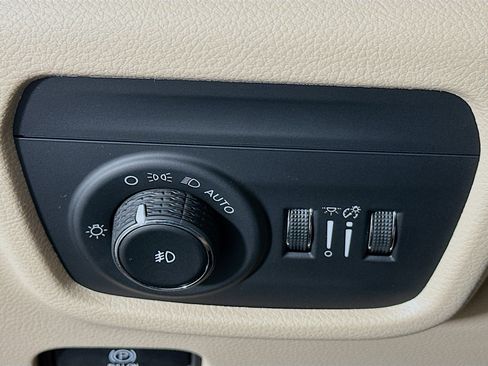 Used 2023 Jeep Grand Cherokee L Limited image 17