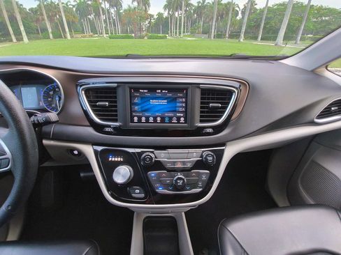 Used 2021 Chrysler Voyager Lxi FWD image 8