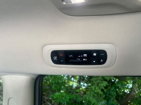 Used 2023 Chrysler Pacifica Touring-L FWD image 19